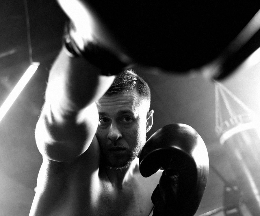 Boxeador entrenando con guantes